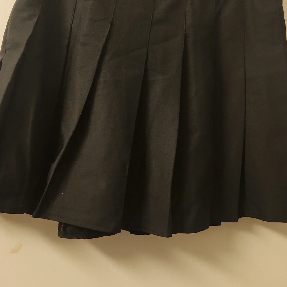 Classic Black Pleated Skirt 16/18